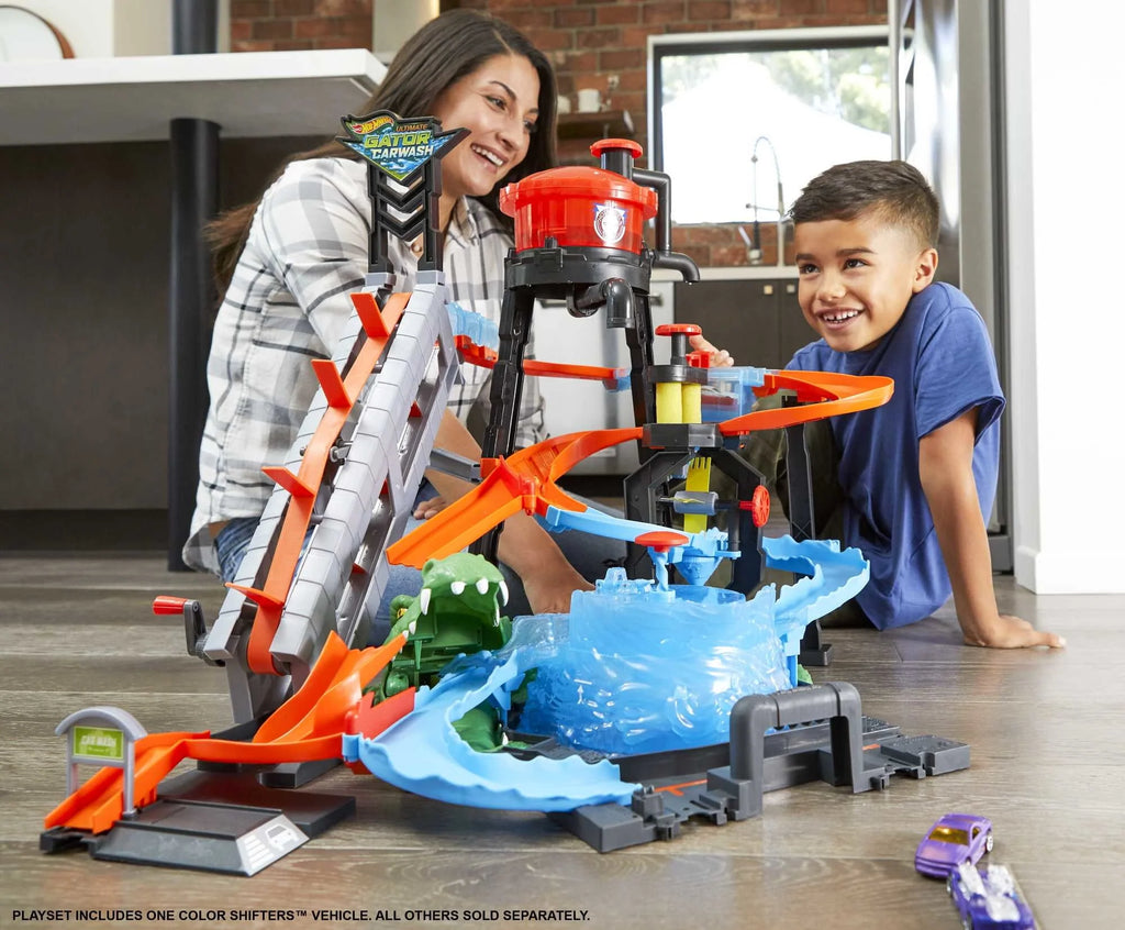 Car Wash Playset with Toy Car in 1:64 Scale C22784