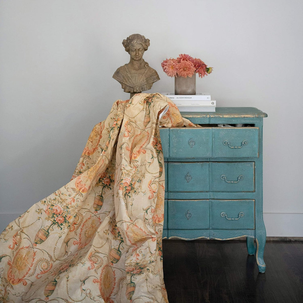 Distressed Blue 3 Drawer Wood Dresser U625